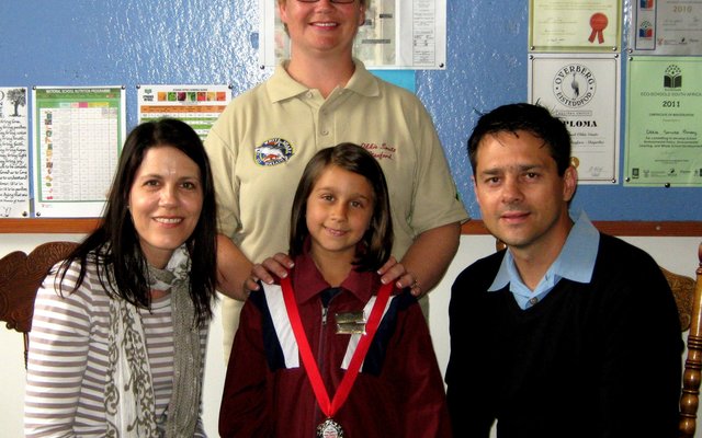 Voor vlnr is me Anushka Barkhuizen, Abigail Barkhuizen (Gr 2) en mnr Jakobus Barkhuizen, met die onderwyseres, me Liekie Lourens agter
